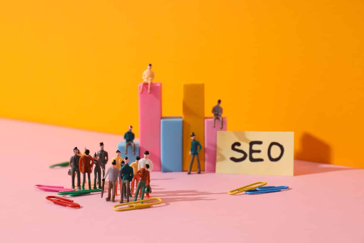 SEO graph and people icon in one graphic